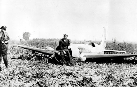 Howard Hughes et son H-1 de record, juste après s'être posé dans un champ de bettraves, à Santa Ana le 13 septembre 1935. L'appareil n'a pas trop souffert et sera reconstruit pour que Hughes ne batte cette fois-ci son propre record de la traversée transcontinentale dans le sens ouest-est des Etats-Unis. 