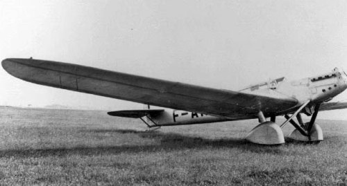 Le Dewoitine D-33 "Trait d'Union" que pilota Marcel Doret et dont il fut le seul rescapé sur un équipage de trois aviateurs. L'appareil s'écrasa en Sibérie après avoir parcouru plus de 10 000 km.