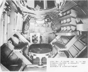 Le poste de bombardier, on aperçoit une partie des vitrages de la tourelle de nez en haut de la photo. 
