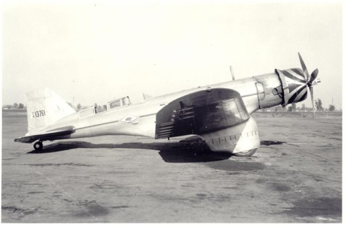 Le Northrop Gamma de Jacqueline Cochran, vu ici en 1934. John Northrop avait été à l'origine employé par la firme Loughead, mieux connue par la suite sous le nom de Lockheed. Il dessina entre-autre le Vega, puis en 1929 avec le soutien financier de William Boeing, fonda la Northrop Aircraft Corporation.
