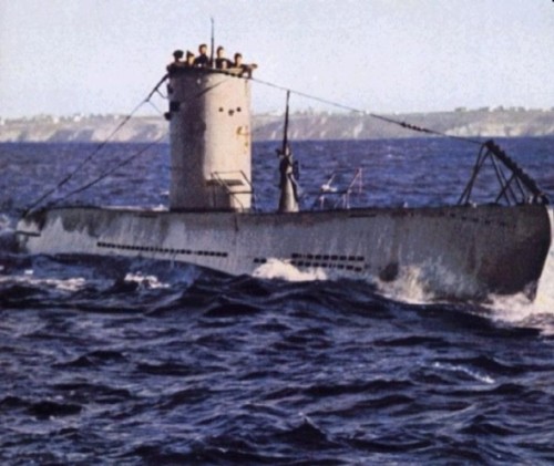 Un U-Boot de 517 tonnes selon la nomenclature britannique. Ce fut un de ces sous-marins qui croisa nos naufragés.
