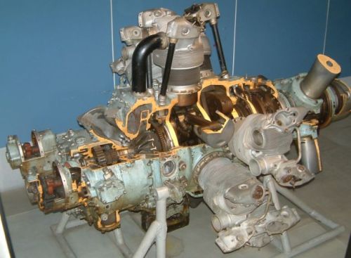 Vue en coupe d'un R-1830 turbocompressé. On aperçoit l'un des rotors du turbcompresseur, dont le collecteur d'air est relié à la tubulure d'admission (en noir, coudée) au cylindre. 