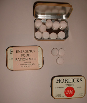 Le contenu d'une boîte dite "Emergency ration kit" et les fameuses tablettes Horlicks que l'équipage du Liberator eut pour toute nourriture durant leur séjour dans le dinghy.